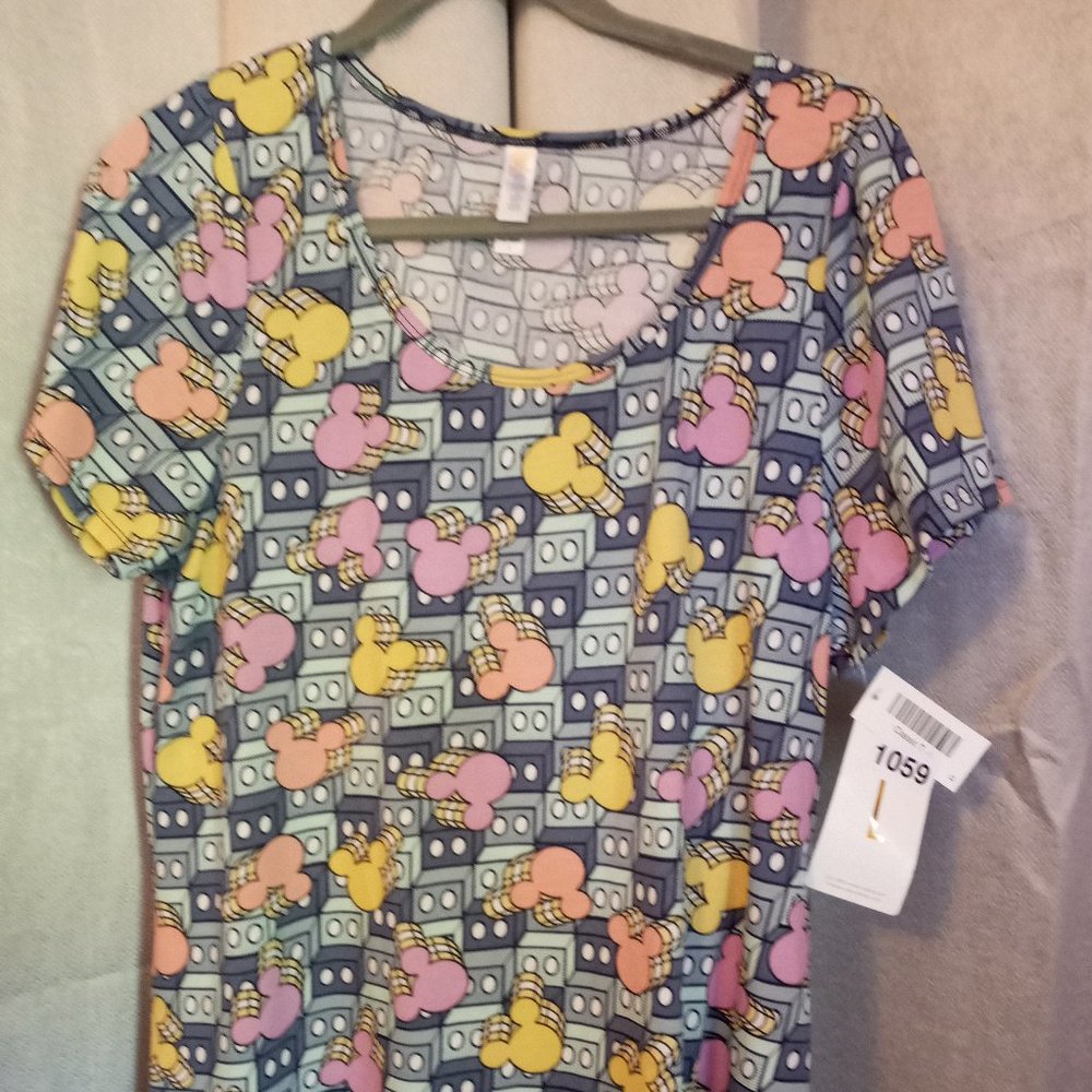 LArge DISNEY CLassic T    # 1059